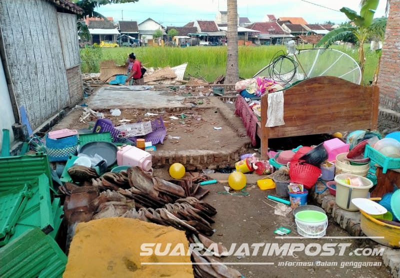 Diterjang Hujan Deras Disertai Angin Kencang, Rumah Warga di Situbondo Ambruk