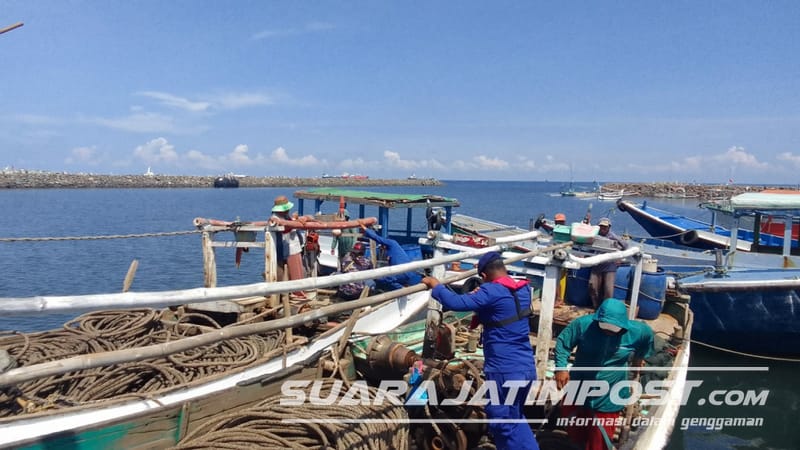 Melanggar Jalur Laut di Situbondo, Dua Perahu Motor Jaring Cantrang dan 6 ABK Diamankan Satpolairud
