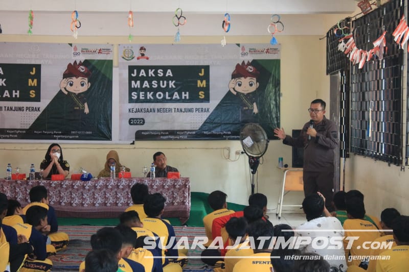 Kajari Tanjung Perak Sosialisasikan Program Edukasi Jaksa Masuk Sekolah (JMS) 