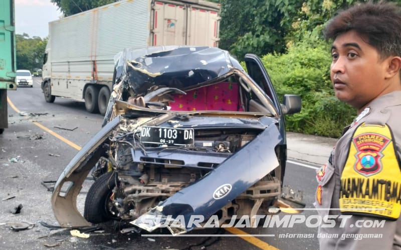Mobil Travel vs Truk di Hutan Baluran Situbondo, 1 Supir dan 1 Penumpang Terluka
