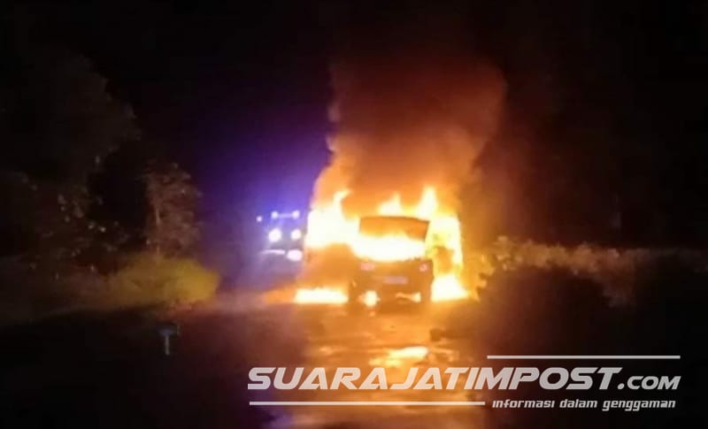 Diduga Korsleting Listrik, Mobil Izusu Phanter di Situbondo Hangus Terbakar