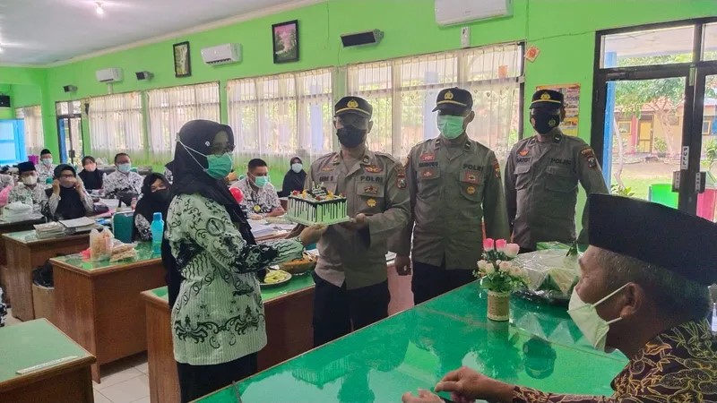 Hari Guru Nasional, Polisi Beri Kejutan ke Pengajar di Situbondo