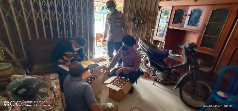 Gelar Razia Jelang Nataru, Polisi Sita Puluhan Botol Miras di Asembagus Situbondo
