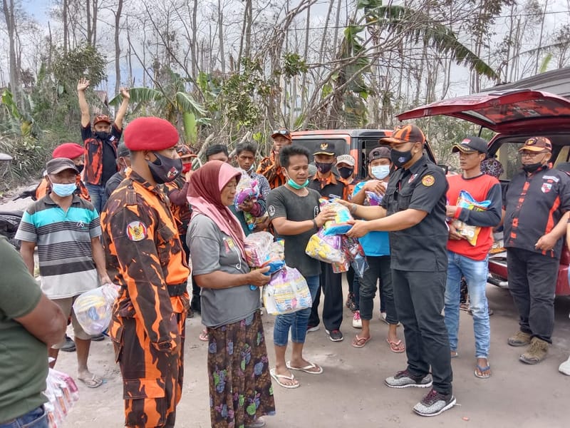 PP Dampit Malang Salurkan Bantuan Terdampak Erupsi Gunung Semeru 