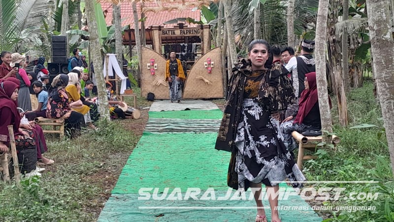 Anti Mainstream, Warga Banyuwangi Gelar Fashion Show Di Hutan