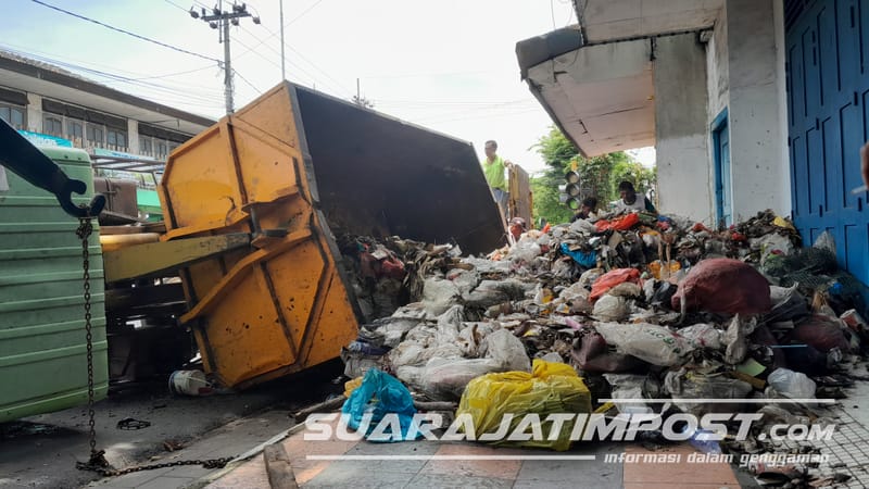 Truk Pengangkut Sampah DLH Banyuwangi Terguling di MH Thamrin