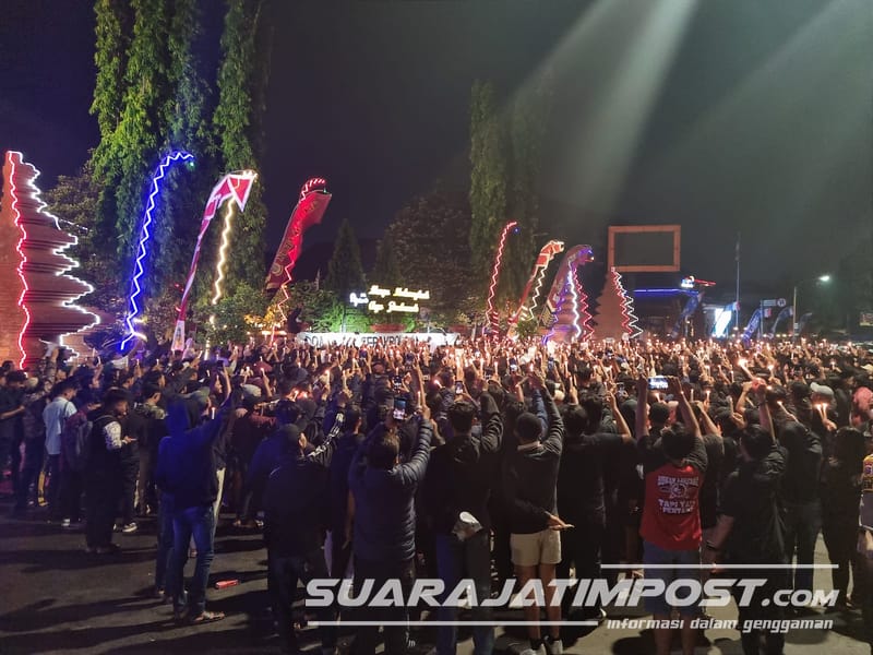 Nyalakan Lilin, Ratusan Supporter Mojokerto Gelar Doa Bersama untuk Tragedi Kanjuruhan
