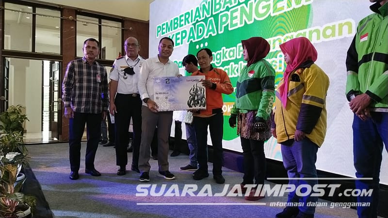 Wali Kota Surabaya Serahkan Langsung Bansos Ojol, FRONTAL : Terima Kasih