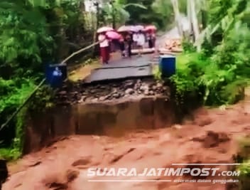 Akibat Terjangan Banjir, Jembatan penghubung Dusun Di Jember Putus