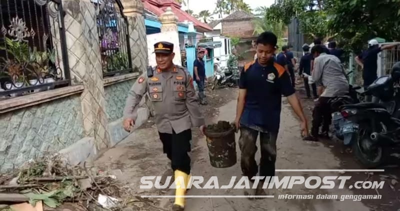 Sinergi DPD LDII Banyuwangi dan TNI-Polri Bersihkan Sisa Sampah di Pemukiman Penduduk Terdampak Banjir
