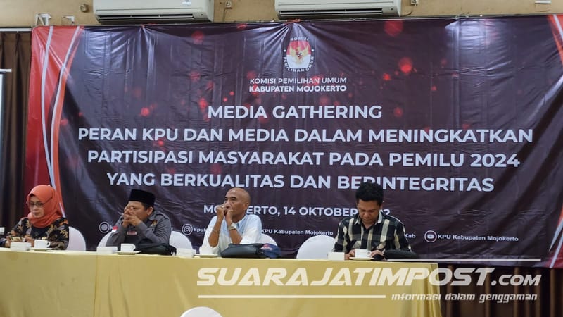 Komisioner KPU Kabupaten Mojokerto bersama Wakil Ketua PWI Jatim