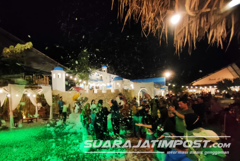 Cafe Santorini Dira Jember, Setiap Sabtu Malam Manjakan Pengunjung Mandi Busa Dengan Alunan DJ