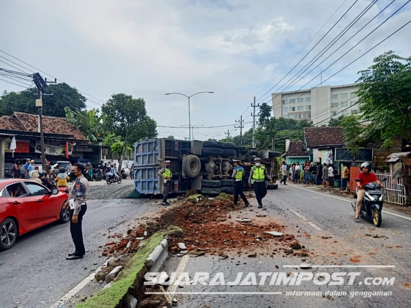 Sopir Kurang Konsentrasi, Truk Muat Pasir Melintang di Jalan Brawijaya Banyuwangi