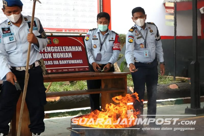 Puluhan Handpone Hasil Sitaan Lapas Banyuwangi Dibakar