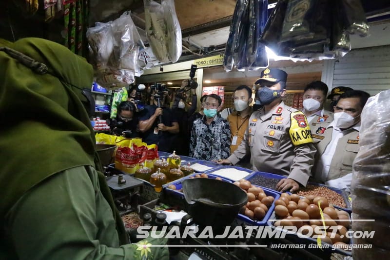 Kapolda Jatim Cek Ketersediaan Minyak Goreng Curah dan Kemasan di Pasar Wonokromo