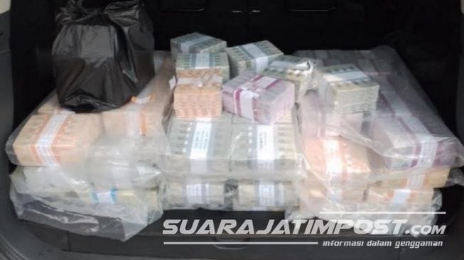 Wow Tumpukan Uang Rp 3.7 Miliar Ditemukan Saat Dipindahkan di Exit Tol Mojokerto