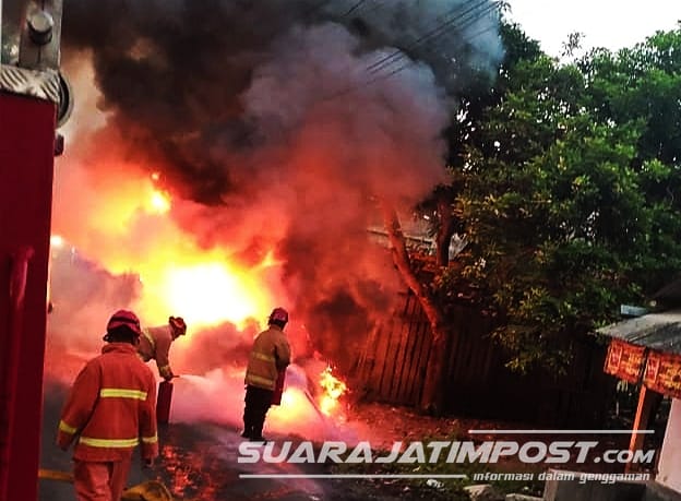 Mobil MPV Terbakar di Jalur Bondowoso-Jember, Polisi Cari Sopir Yang Kabur