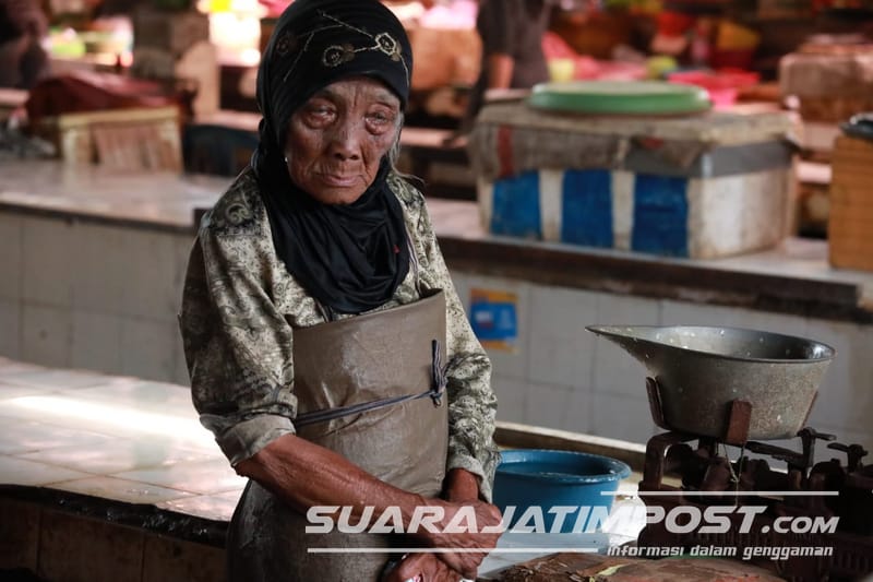 Khodijah, Nenek Umur 100 Tahun Lebih Istiqomah Jualan Ikan Bandeng di Pasar Larangan Sidoarjo