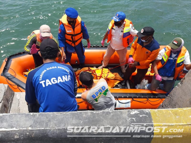 Jasad Pria Telanjang tak Beridentitas Ditemukan Warga Mengambang di Perairan Panarukan Situbondo 
