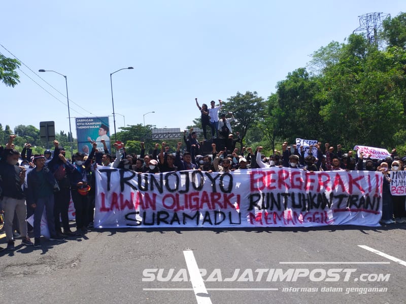 Blokade Suramadu Puluhan Mahasiswa Bangkalan Parkir Motor Di Tengah Jalan