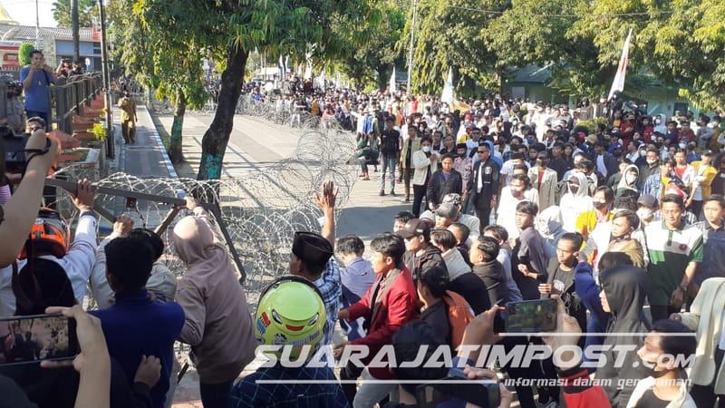 Tak Kunjung Ditemui, Mahasiswa Robohkan Pagar Besi DPRD Sumenep, Demonstran : Di Mana Wakil Rakyat Bersembunyi