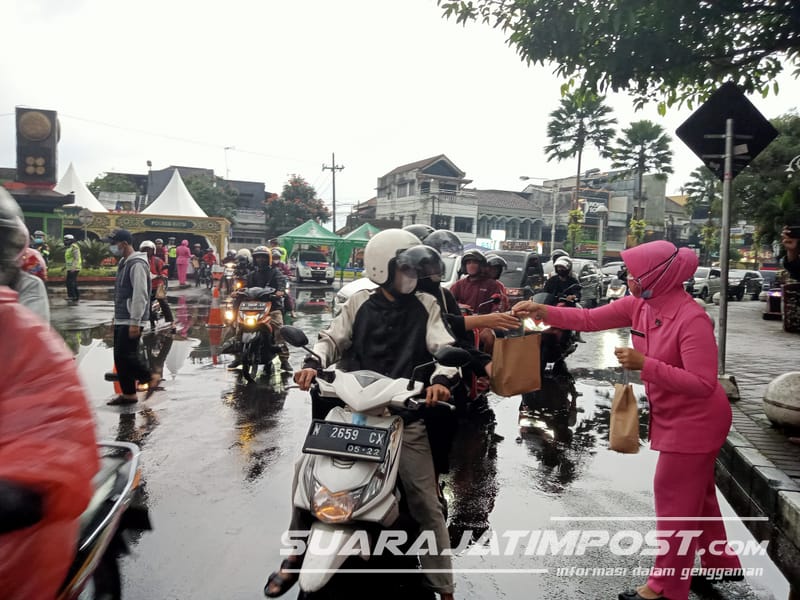 Melintas di Alun-alun, Ratusan Pengguna Jalan Mendapatkan Takjil Dari Bhayangkari Polres Batu