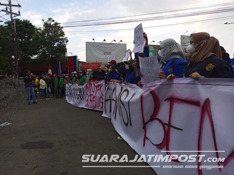 Demonstrasi Ratusan Mahasiswa Penuhi Bundaran DPRD Jember 