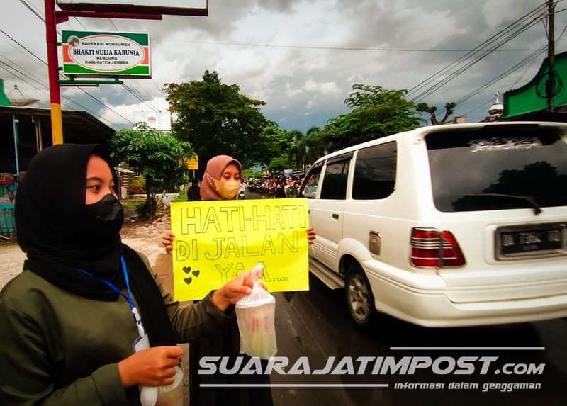 Berikan Himbau Prokes Dan Mudik, SMK PGRI 05 Jember Bagi Takjil Bulan Ramadan