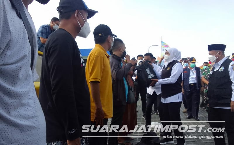 Gubernur Jatim Tinjau Kesiapan Arus Mudik dan Bagikan Bingkisan Lebaran di Pelabuhan Jangkar Situbondo