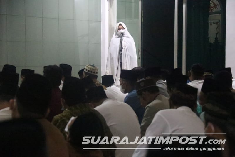 Hari Pertama, Bupati Bersama Wabup Mojokerto Tarawih di Masjid Baiturrahman