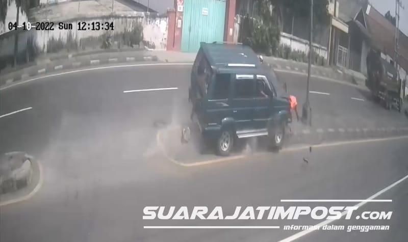 Rekaman CCTV Pak Ogah / Polisi Cepek ditabrak Isuzu Panther. (SJP)