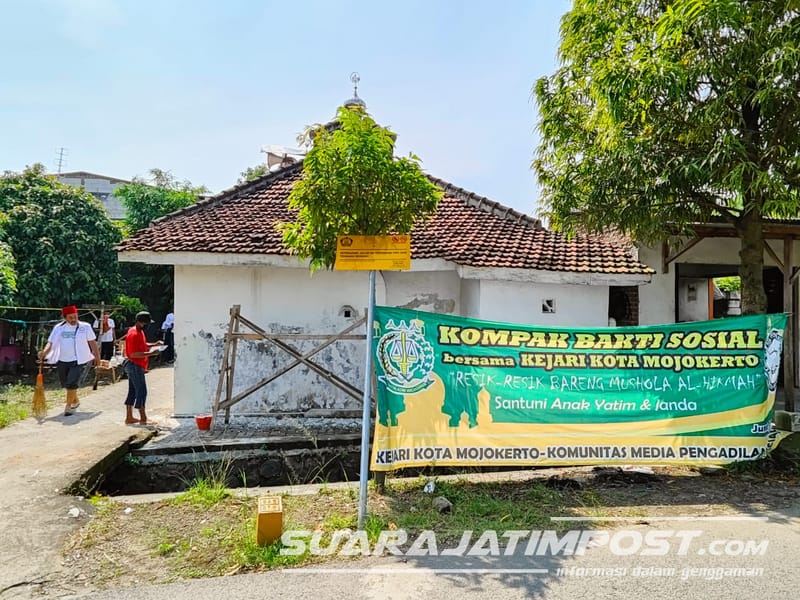 Komunitas Media Pengadilan Kejaksaan Kompak Kerja Bakti Bersihkan Mushola di Kota Mojokerto