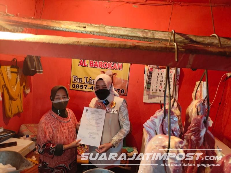 Bupati Mojokerto Ikfina fahmawati saat memberikan sertifikat hasil cek daging sapi ke penjual