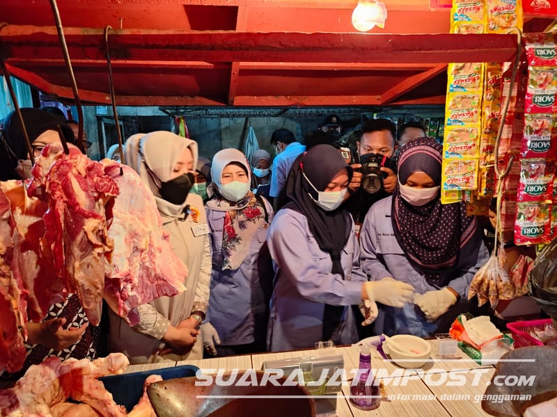 Cek Kualitas Daging Ayam dan Sapi, Bupati Mojokerto Blusukan ke Pasar Kemlagi