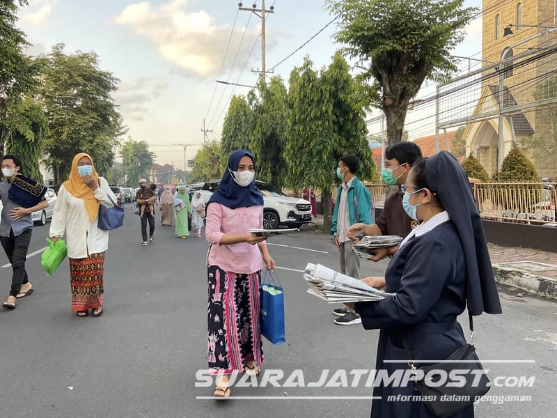 Wujudkan Toleransi, Pengurus Gereja Bagikan Koran Untuk Salat Id Umat Muslim di Jember