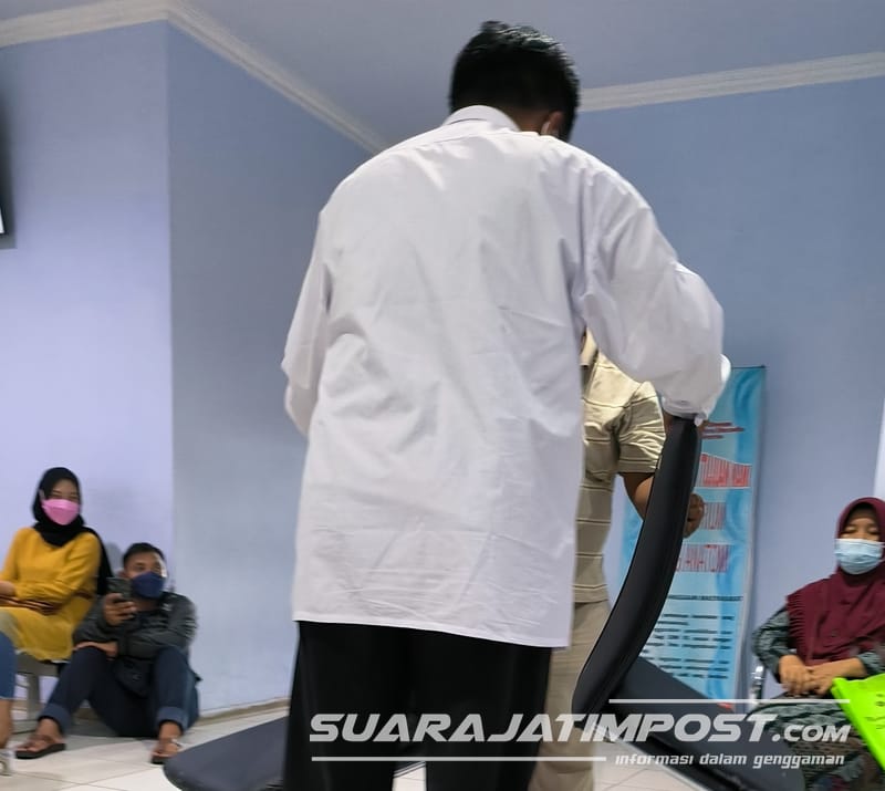 Manajemen RSUD Dr Wahidin Sudiro Husodo saat menyiapkan kursi tambahan agar tidak duduk di lantai