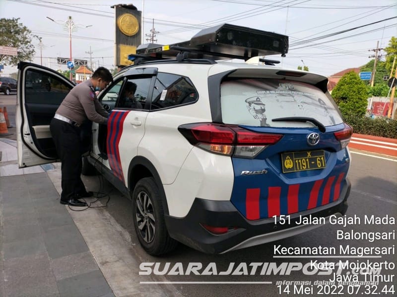 Mobil INCAR Satlantas Polres Mojokerto Kota saat beroperasi di Jalan Gajah Mada Kota Mojokerto
