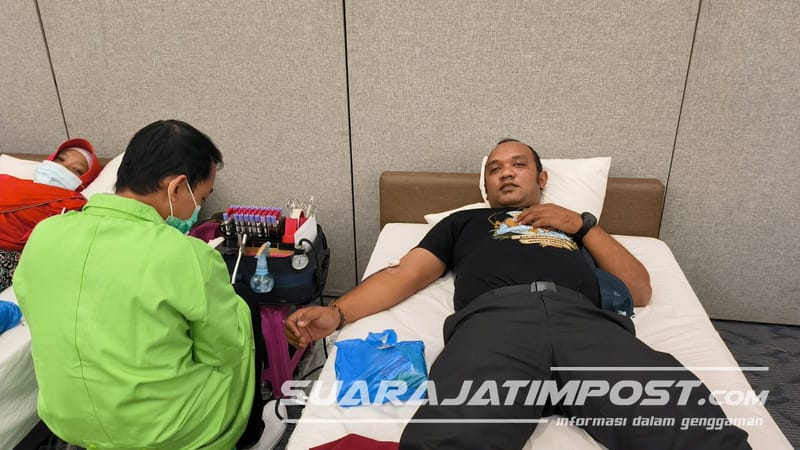 Fotografe Kominfo Kota Mojokerto, Andi saat mendonorkan darahnya