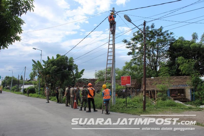 Pemutusan jaringan listrik oleh Satpol PP Kabupaten Mojokerto, PLN dan tiga pilar