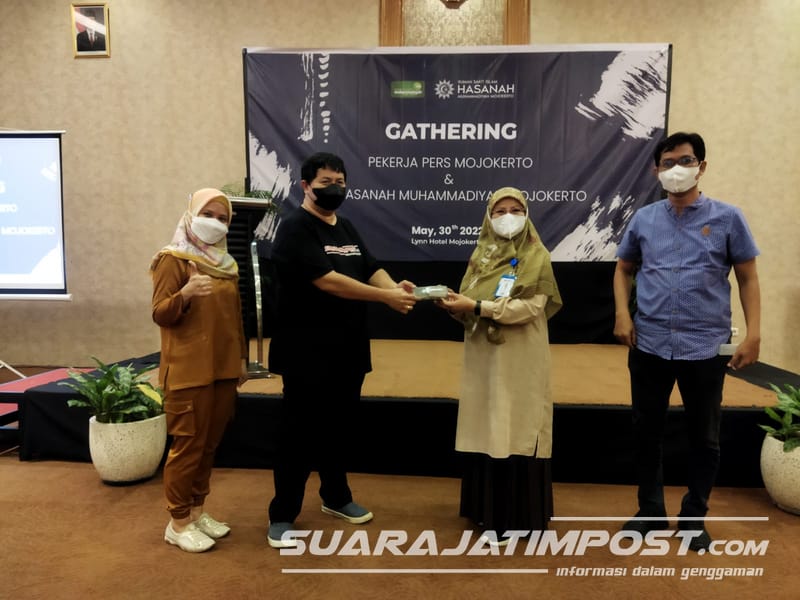 Gelar Gathering Pekerja Pers, RSI Hasanah Kota Mojokerto Bagikan Kacamata Gratis untuk Wartawan