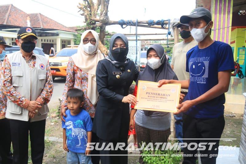 Bupati Mojokerto, dr Ikfina Fahmawati menyerahkan bantuan untuk warga terdapak angin kencang