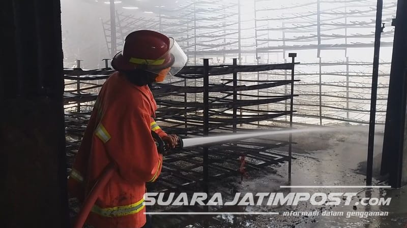 Ludes Terbakar, Pabrik Pembuat Wadah Telur di Mojokerto Ditaksir Rugi Puluhan Juta 