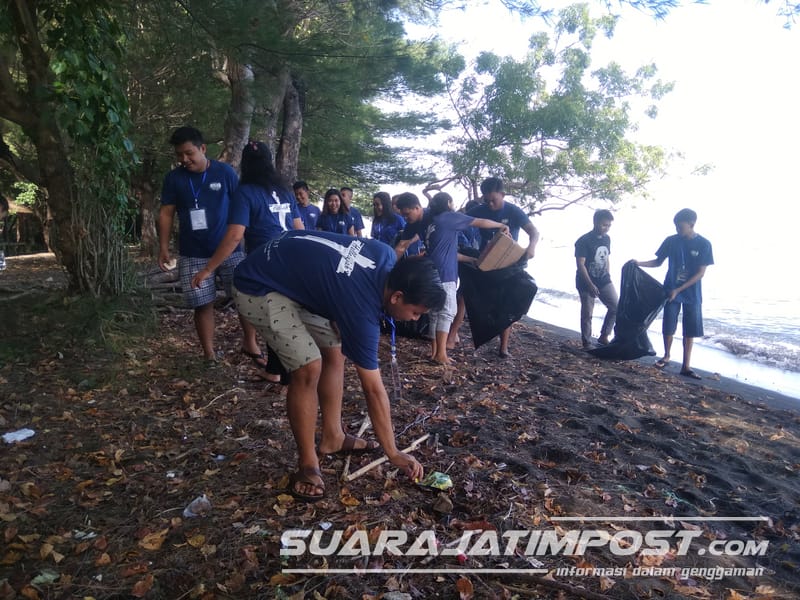 Bersihkan Sampah di Pantai Situbondo, Pemuda Gereja Edukasi Peduli Lingkungan