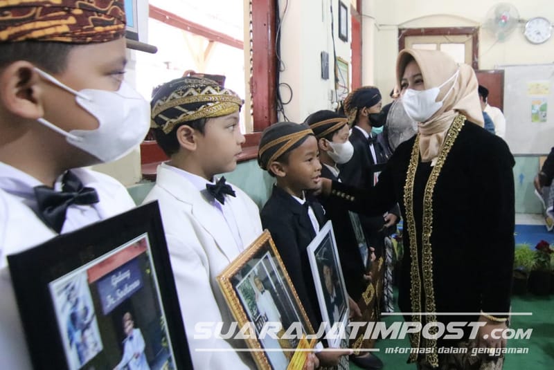Wow, Ratusan Siswa Kota Mojokerto Jadi Soekarno Kecil pada Perhelatan Bulan Bung Karno