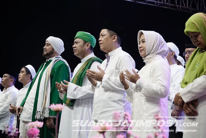 Wali Kota Mojokerto Ika Puspitasari bersama suami dan Habib Syech