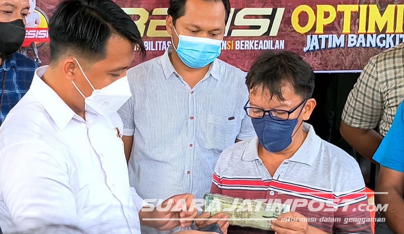 Kasatreskrim Polres Mojokerto Kota, AKP Rizki Santoso mengembalikan kunci mobil berserta STNK kepada pemilik