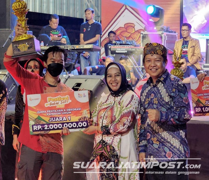 Wali Kota Mojokerto, Ika Puspitasari didampingi suami, Supriyadi Karima Saiful (SKS) saat memberikan trophy dan hadiah