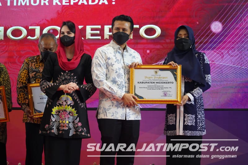 Kategori 'Kabupaten Baik VII', Pemkab Mojokerto Terima Penghargaan dari Gubernur Jatim