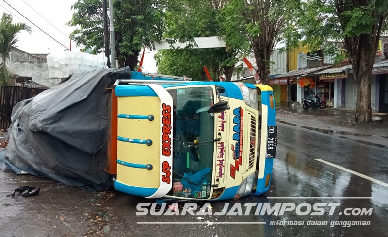 Diduga Jalan Licin, Truk Pengangkut Sembako Terguling di ruas jalan Provinsi