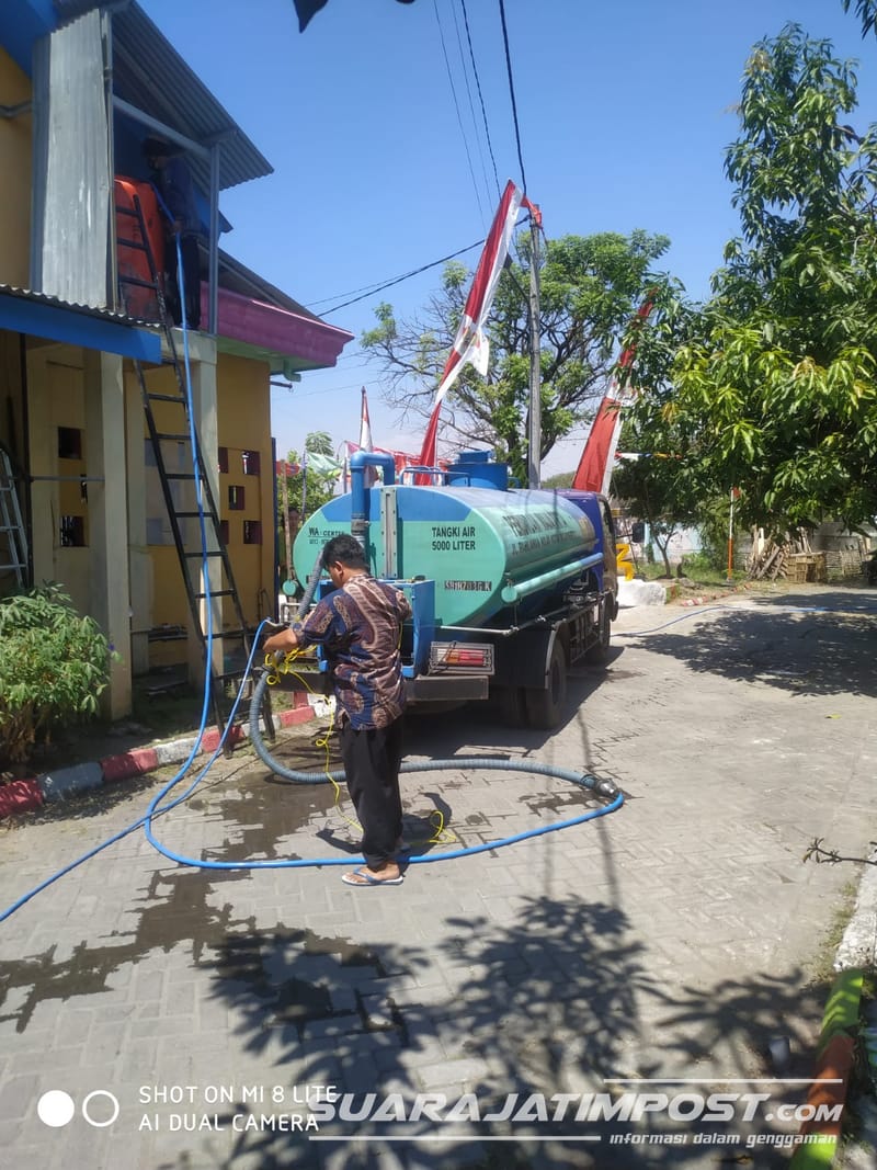 Tamgki PDAM Kota Mojokerto saat memberikan layananair bersih gratis